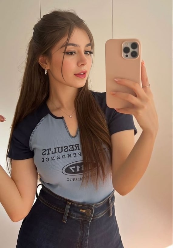 Beautiful girl mirror selfie DP (1)