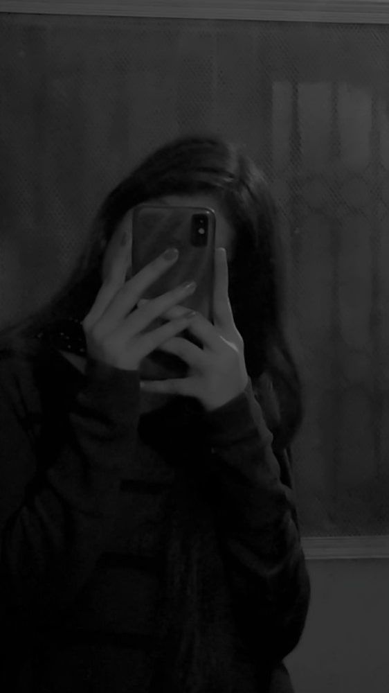 Black and white mirror selfie dp (1)
