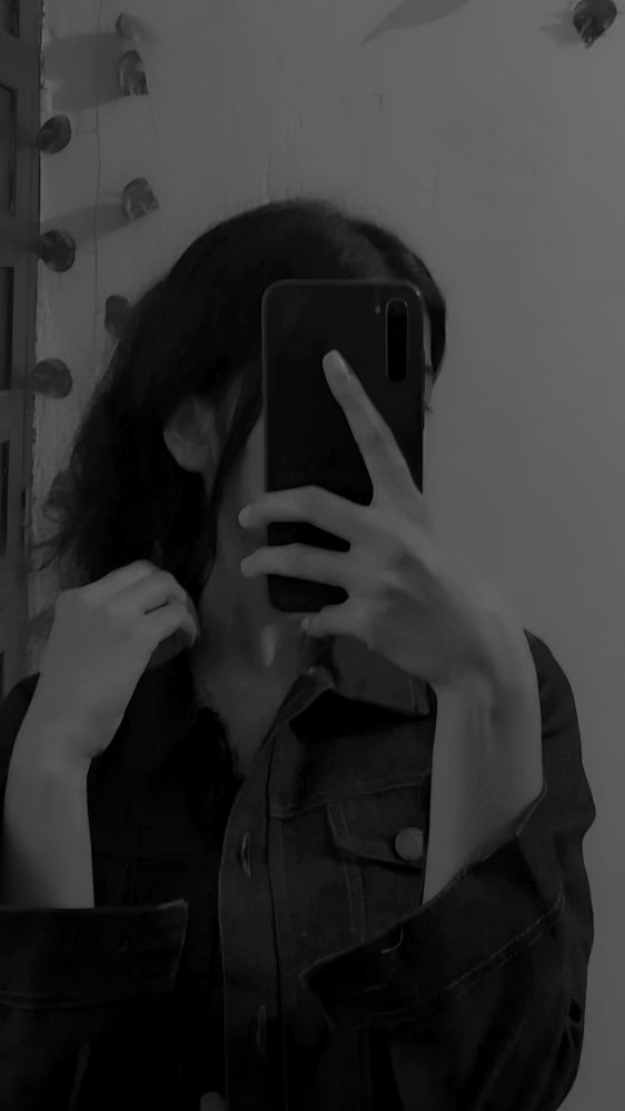 Black and white mirror selfie dp (10)
