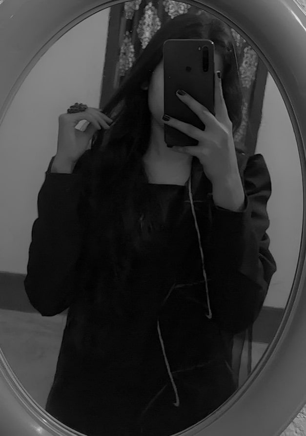 Black and white mirror selfie dp (2)