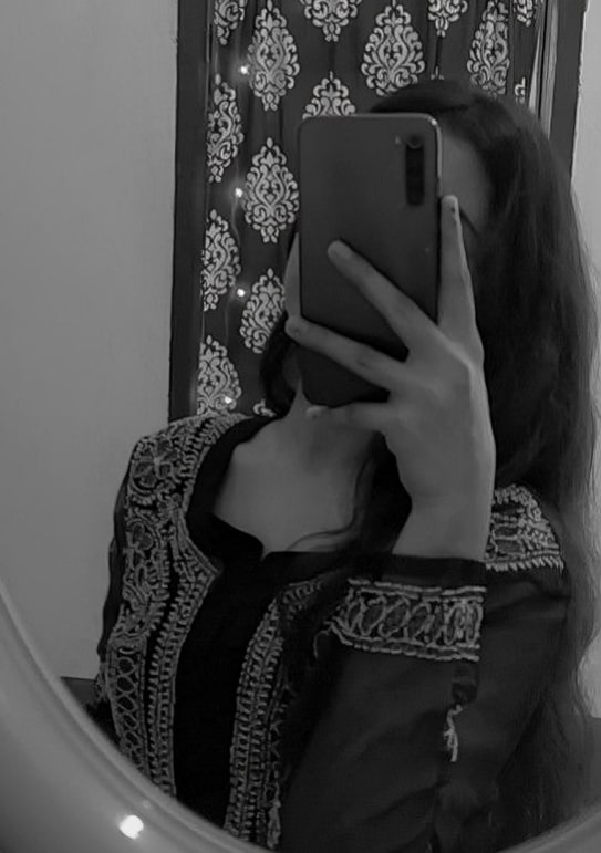 Black and white mirror selfie dp (3)