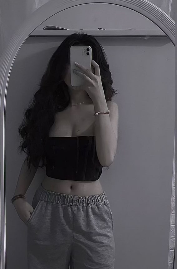 Black and white mirror selfie dp (4)