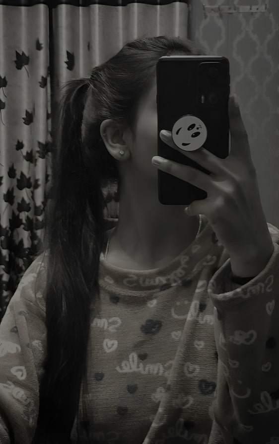 Black and white mirror selfie dp (5)