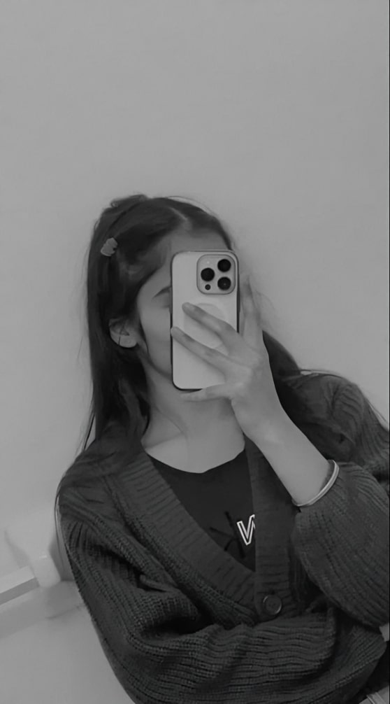 Black and white mirror selfie dp (6)