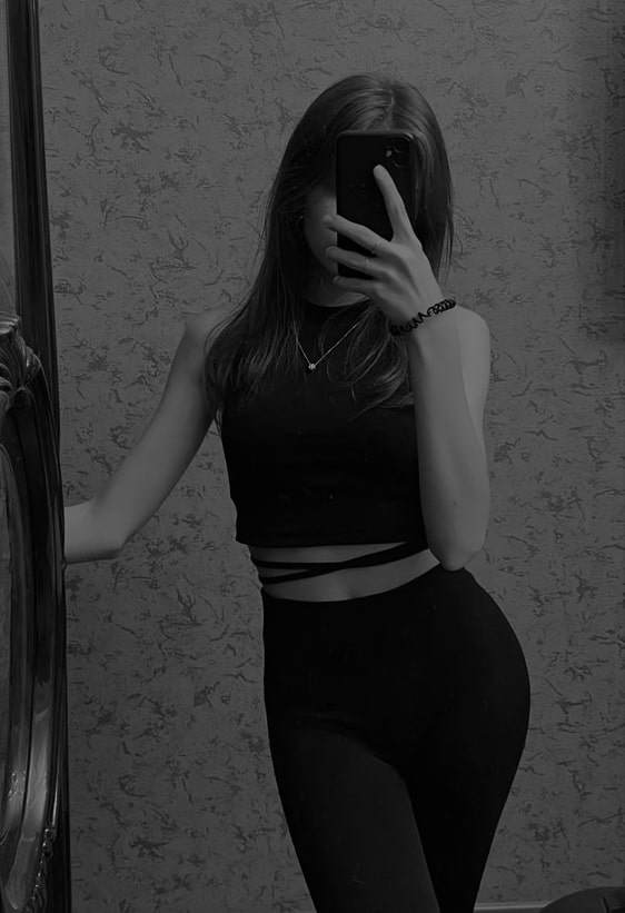 Black and white mirror selfie dp (7)