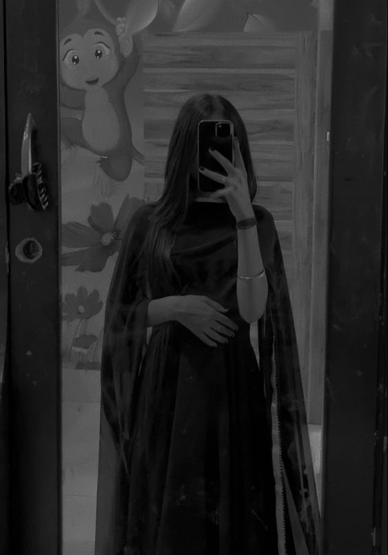 Black and white mirror selfie dp (8)