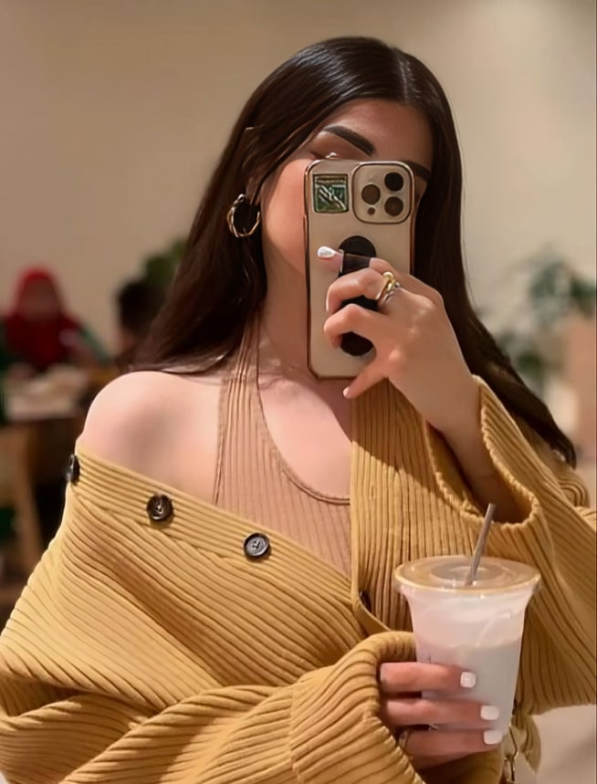 Iphone mirror selfie girl dp
