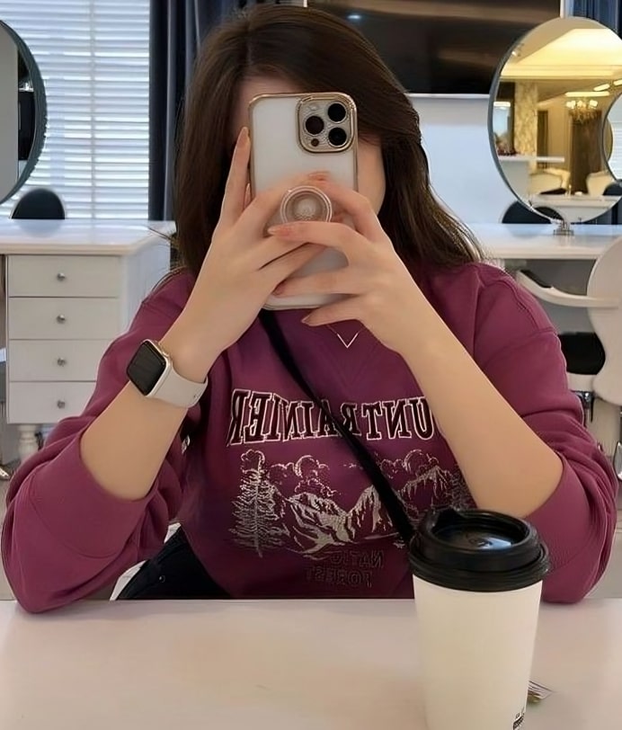Mirror selfie girl DP (10)