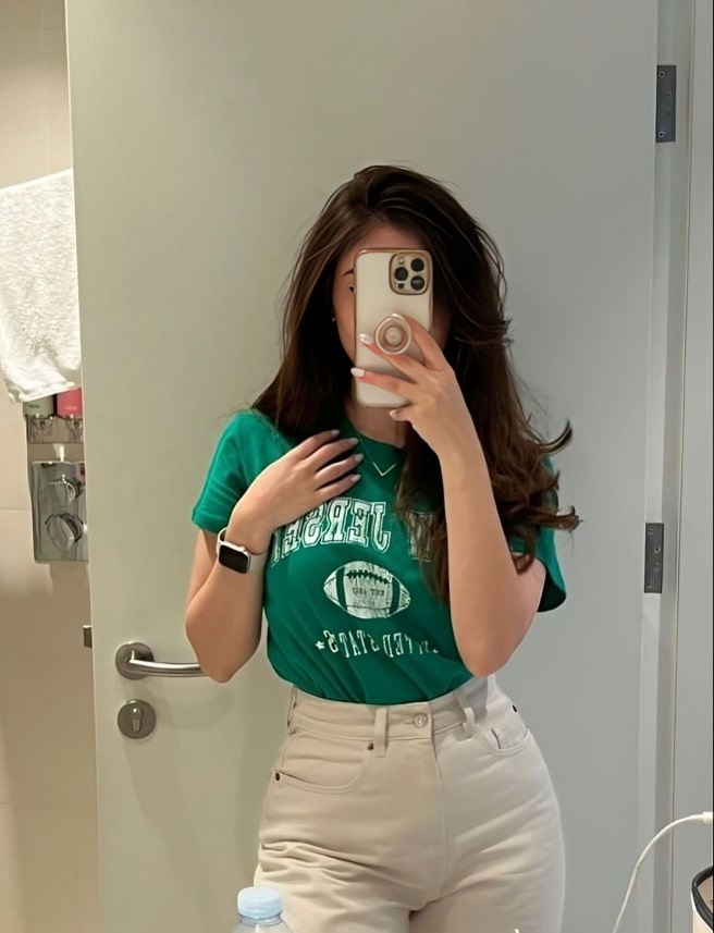 Mirror selfie girl DP (14)