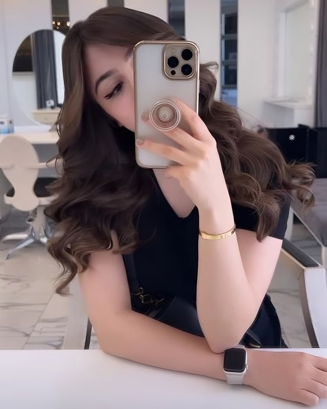 Mirror selfie girl DP (4)
