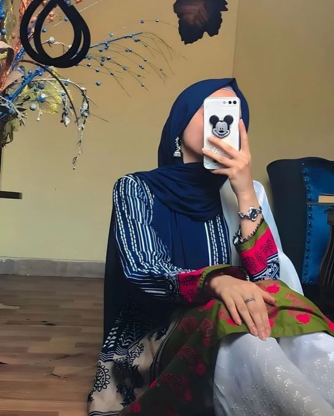 Mirror selfie hijab girl DP (1)
