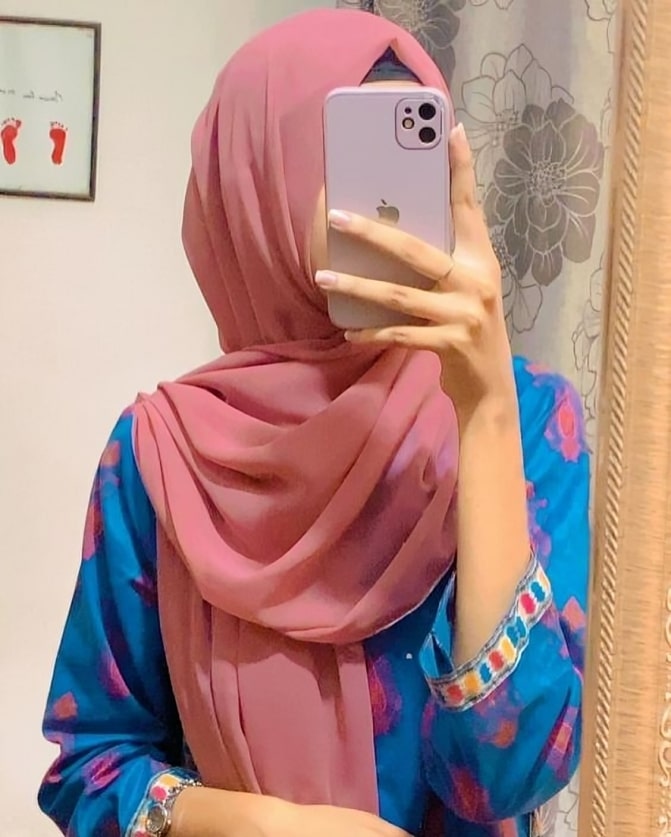 Mirror selfie hijab girl DP (3)