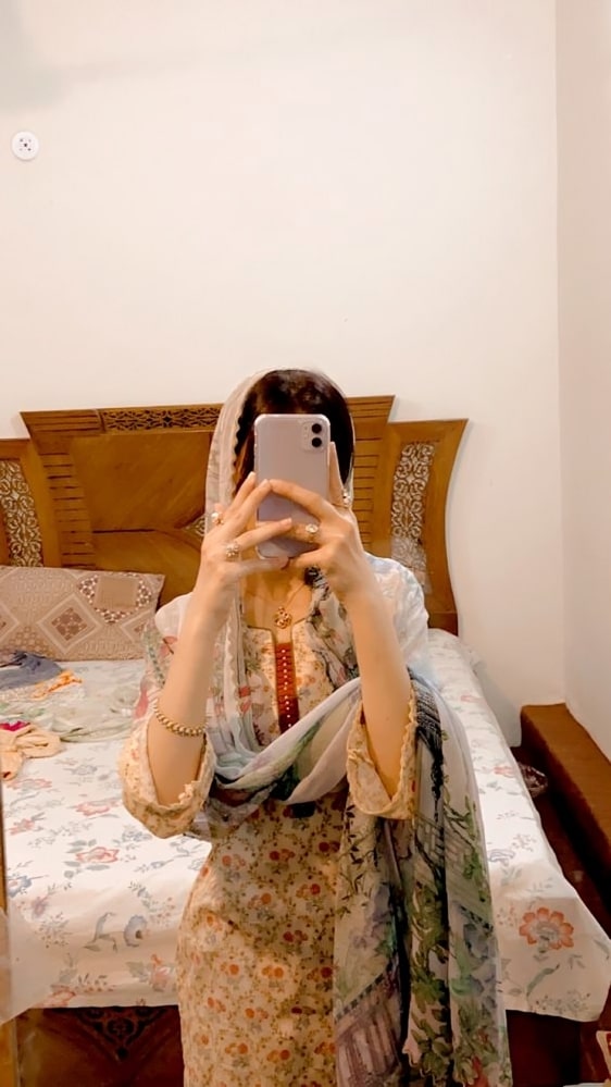 Mirror selfie hijab girl DP (8)