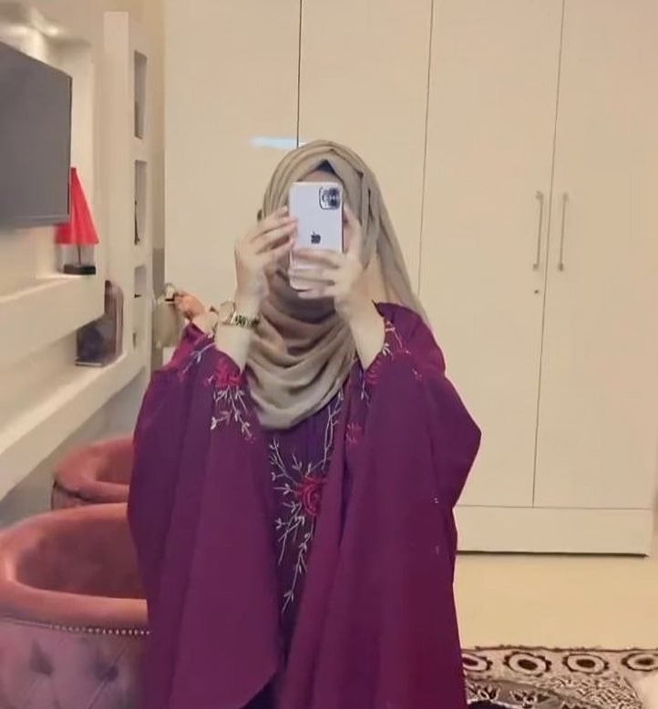 Mirror selfie hijab girl DP (9)