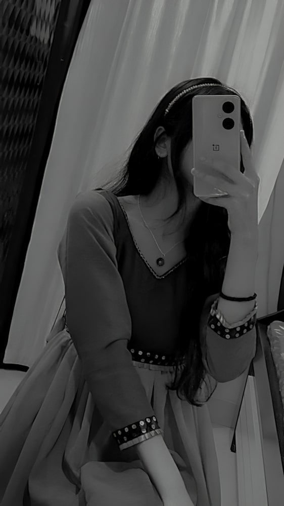 black and white mirror selfie girl