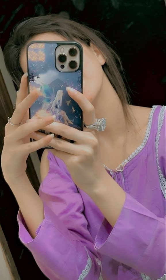cute girl mirror selfie dp