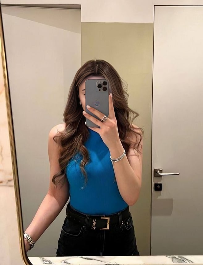 iphone mirror selfie girl dp (1)