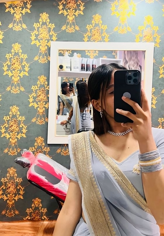 mirror selfie dp saree girl