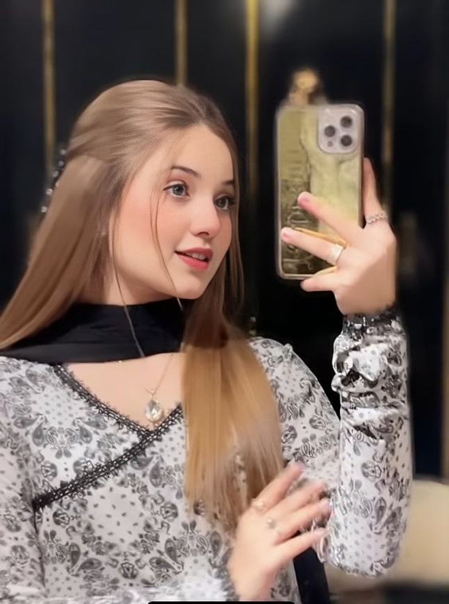 mirror selfie dp stylish girl