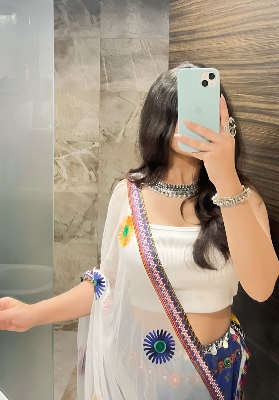 mirror selfie in saree