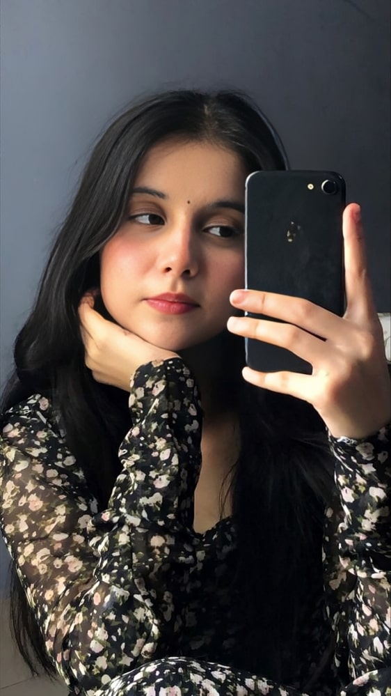 stylish mirror selfie dp for girl (1)