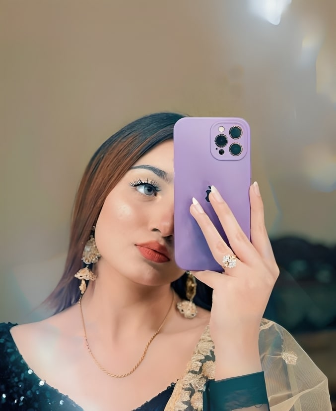 stylish mirror selfie dp for girl (4)