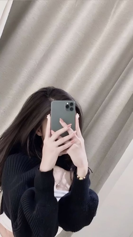 Black mirror selfie dp Instagram girl (3)