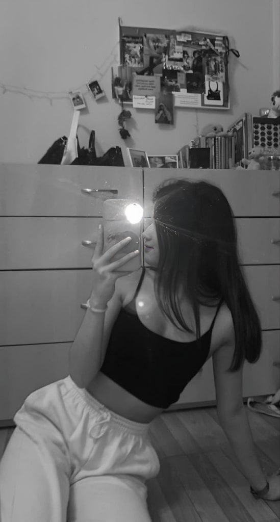 Black mirror selfie dp Instagram girl (5)