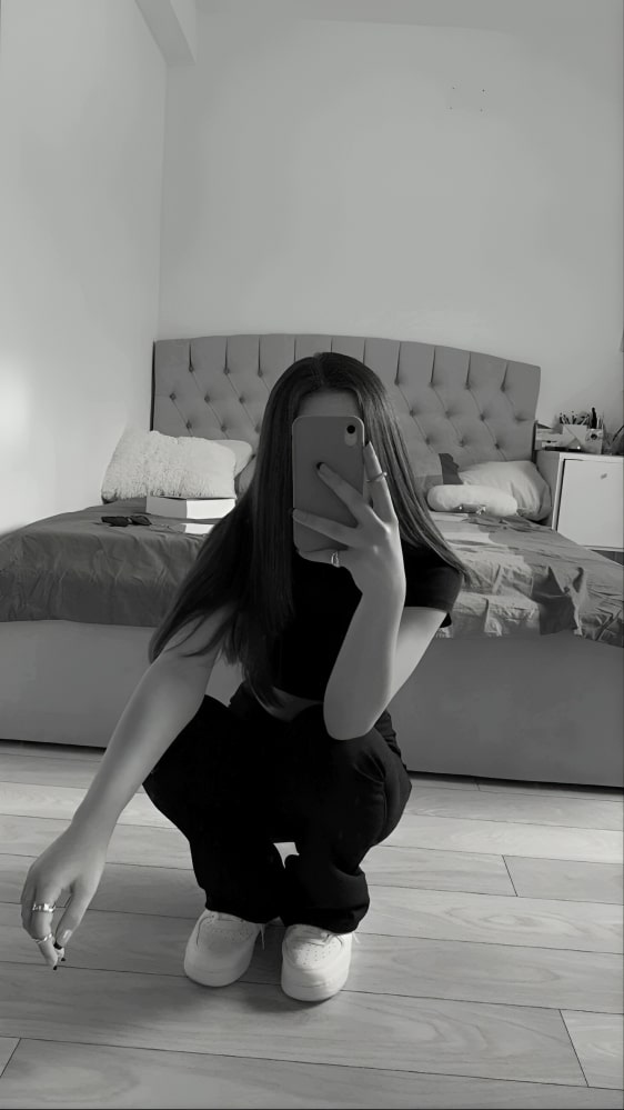 Black mirror selfie dp Instagram girl (6)