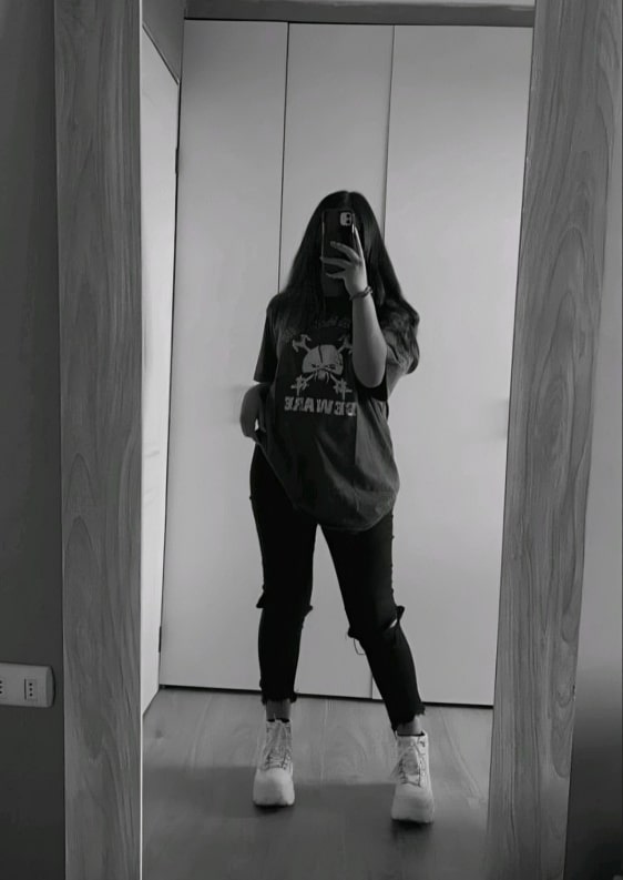 Black mirror selfie dp Instagram girl