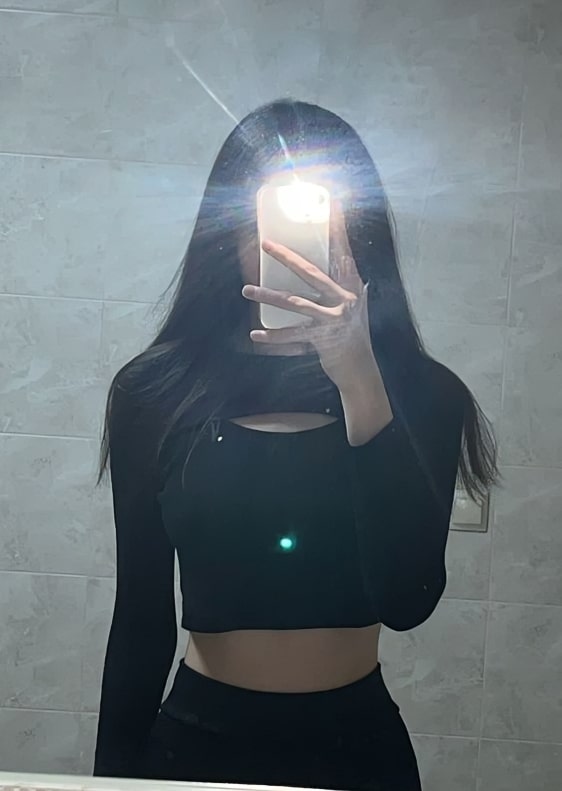 black mirror selfie dp (1)