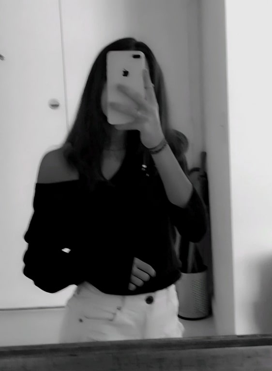 black mirror selfie dp (4)