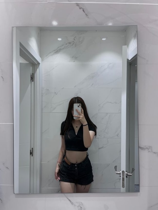 black mirror selfie dp hot girl (5)