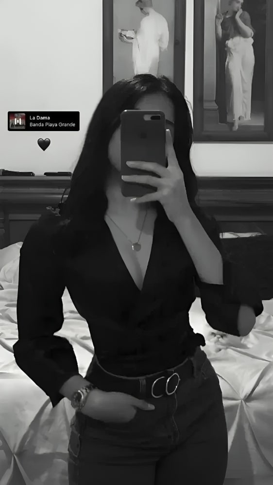 black pic girl dp mirror selfie